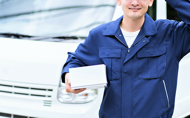 荷物を配送しているスタッフの様子