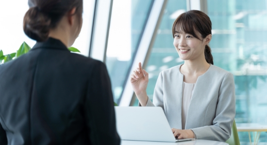 女性が働いている様子